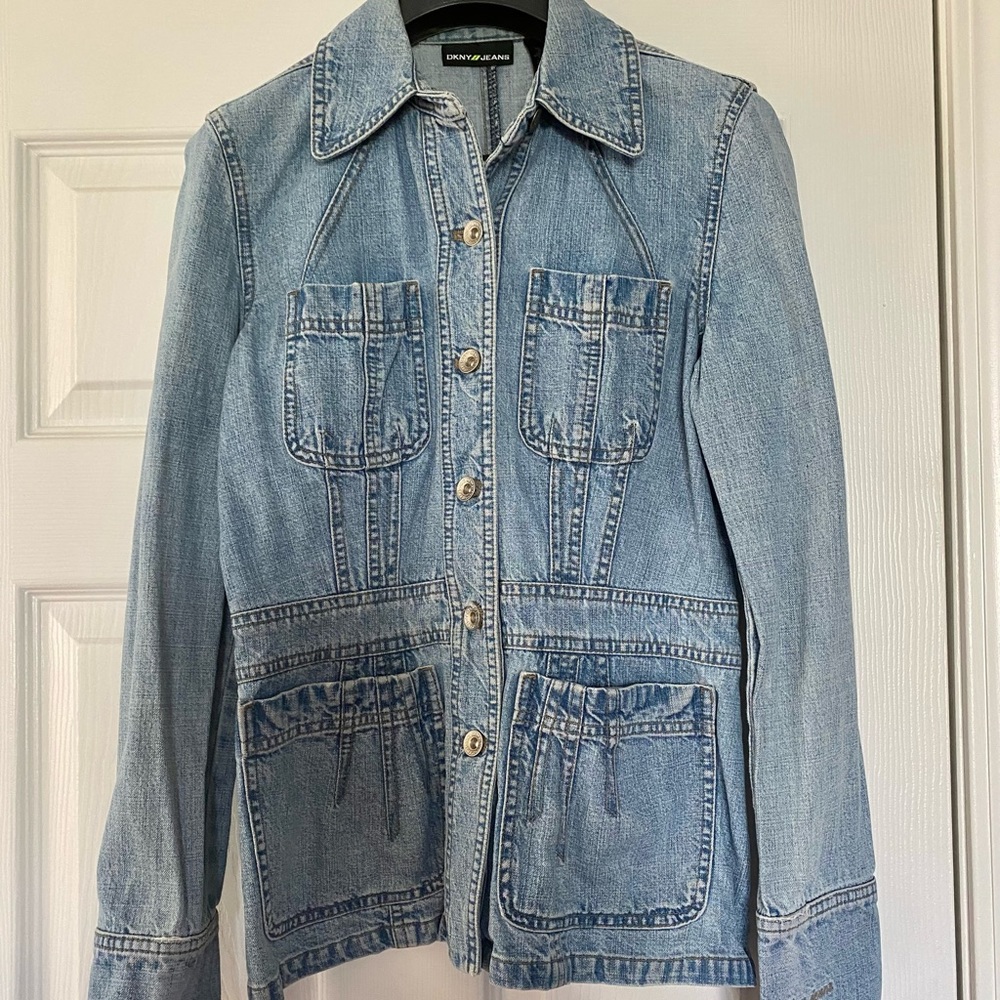 🍁Vintage DKNY denim jacket in classic ‘acid wash’🍁